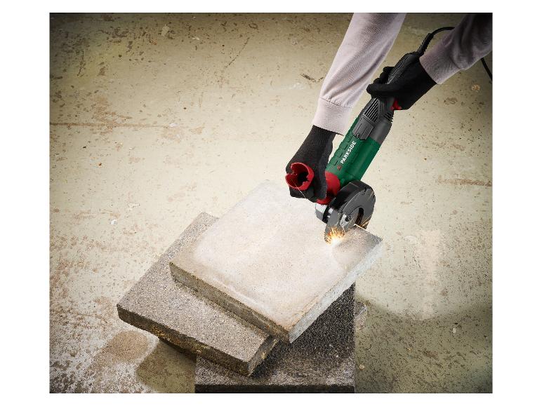 Persoon gebruikt een Parkside haakse slijper om een betonplaat te zagen, met vonken.