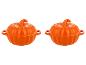 Twee oranje pompoenvormige ovenschalen met deksels.