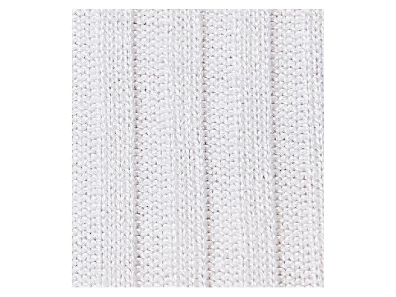 Wit gebreid ribbelpatroon, zachte en gladde textuur.