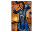 Een kind in een griezelig Halloween-kostuum met een skeletmasker.