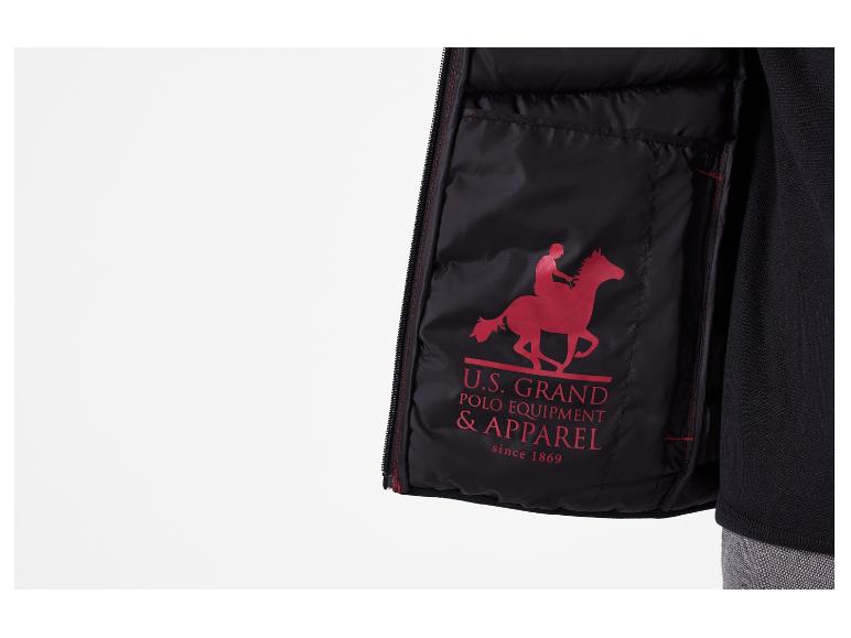 Een zwarte U.S. Grand Polo-jas met rode details.