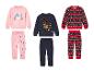 Drie kerst pyjama sets met rendieren en kerstboommotieven.