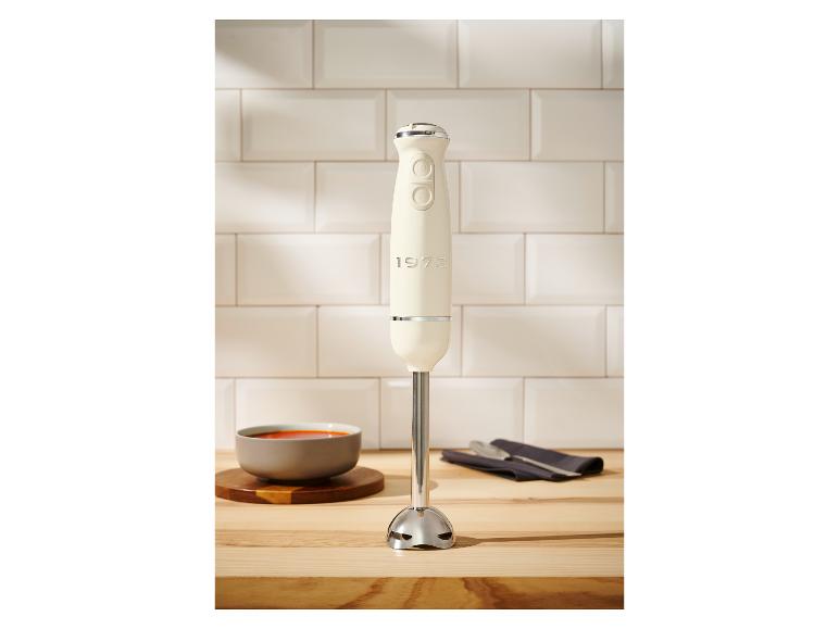 Een crèmekleurige 1973 staafmixer op een aanrecht.