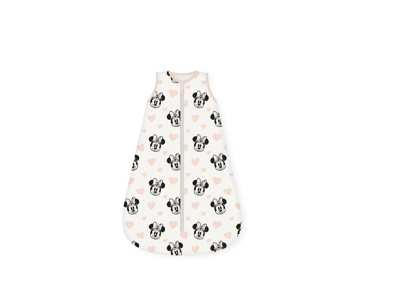 Een witte slaapzak met Minnie Mouse print.