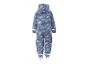 Blauwe kinderregenoverall met capuchon en een patroon van voertuigen.