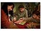 Een gezin speelt een bordspel tijdens de kerst.