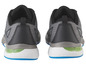 Een paar grijze en zwarte hardloopschoenen met blauwe details.