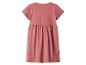 Achterkant van een effen roze jurk met korte mouwen en geplooide taille.