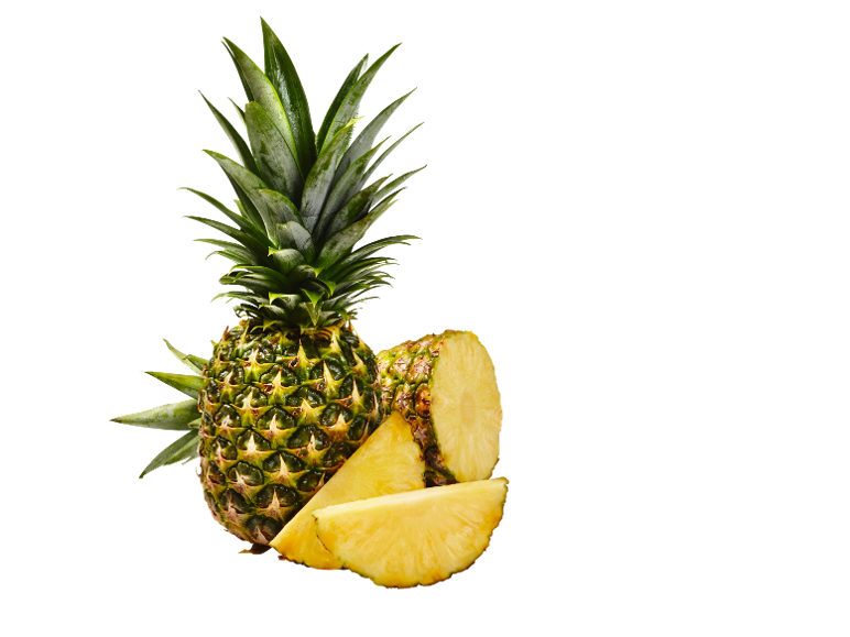 Ananas met bladeren en gesneden plakjes.