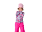 Lachend meisje met roze muts, bedrukt shirt en fuchsia skibroek.