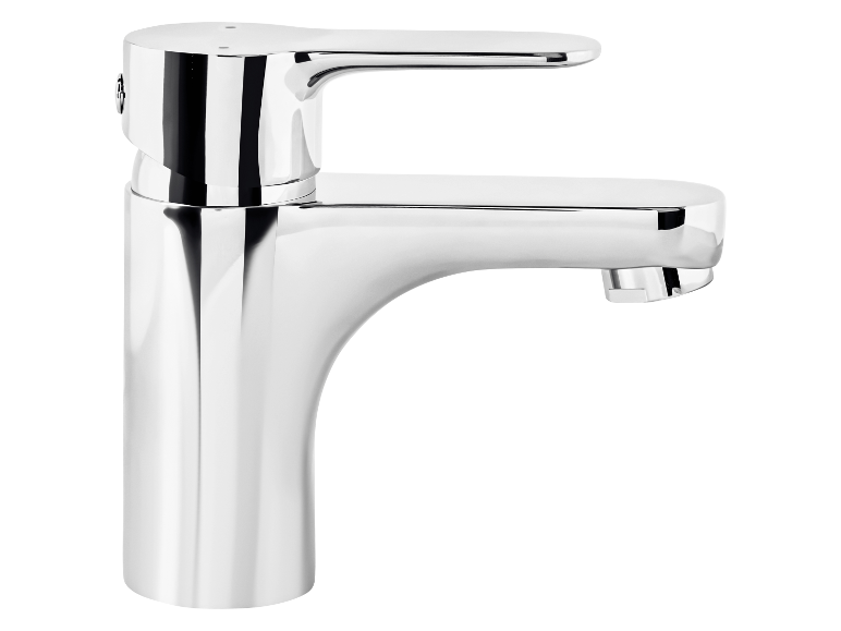 Een elegante, chromen wastafelkraan.