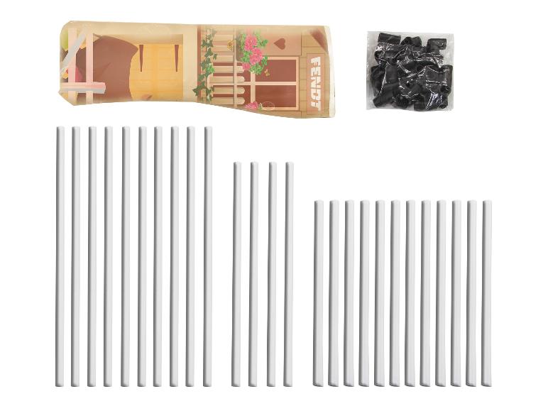 Fendt hekwerkset met witte palen en zwarte accessoires.