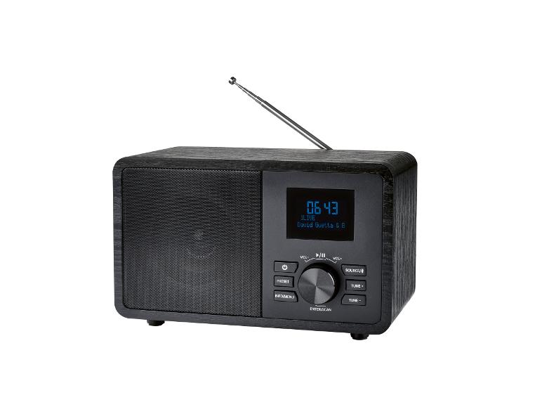 Zwarte houten digitale radio met display, knoppen en telescopische antenne.