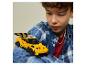 Jongen met het LEGO Speed Champions Porsche 911 GT3 RS speelgoed op zijn arm.