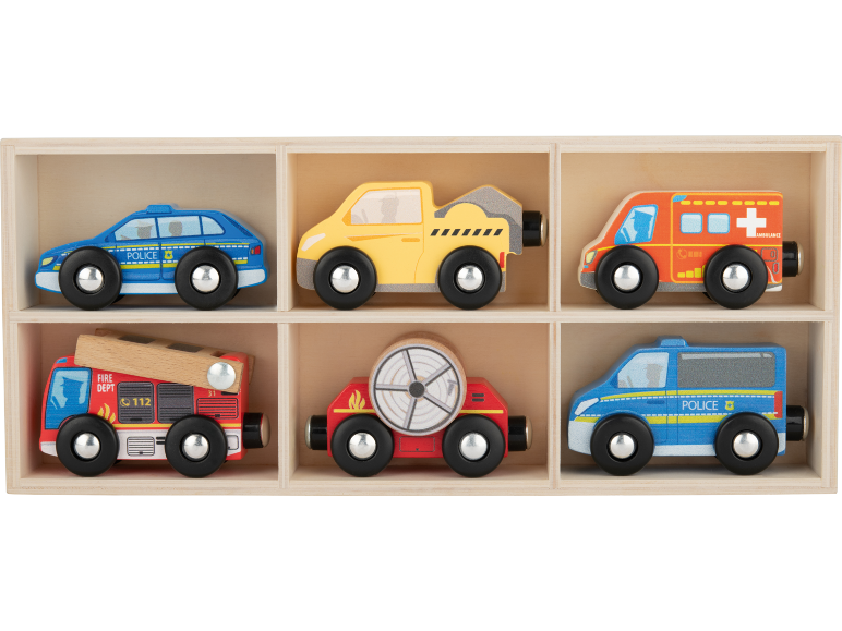Houten speelgoedvoertuigen in een houten doos: politieauto's, sleepwagen, ambulance en brandweerwagens.