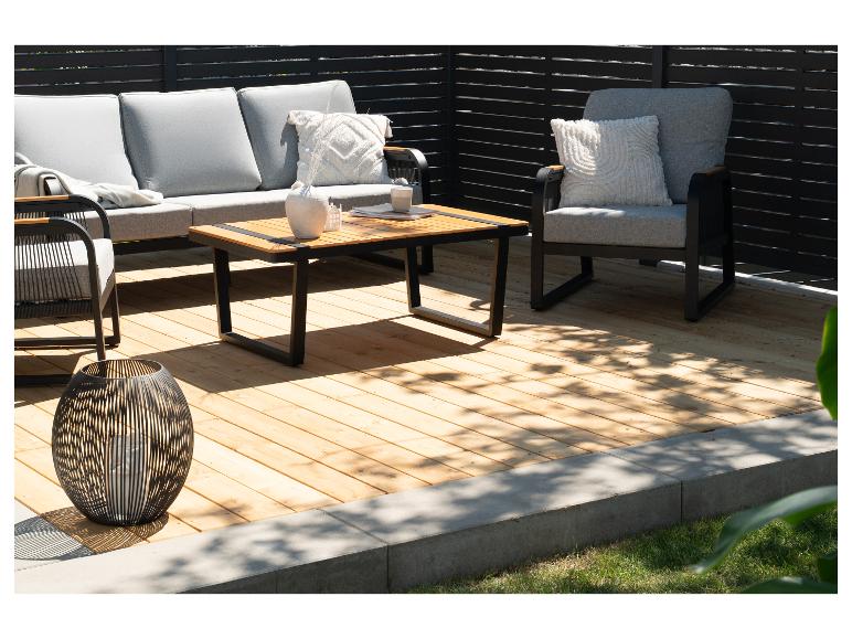 Buitenmeubelset met een bank, fauteuil en salontafel op een houten terras.