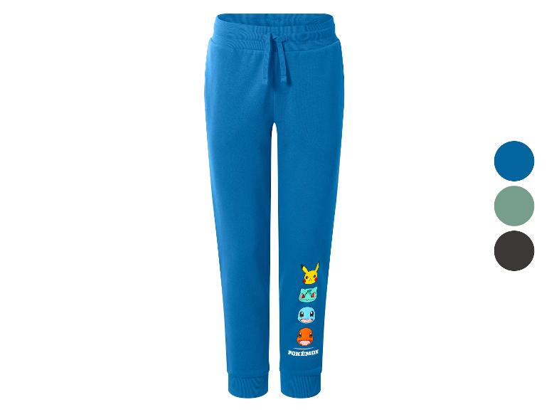 Blauwe joggingbroek met cartoonfiguren en tekst.