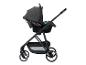Babywandelwagen met een grijs en groen autostoeltje, met een gaasmand.
