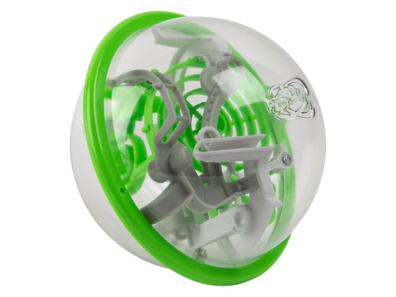 Perplexus-stijl 3D doolhofpuzzelbal met groene en witte banen in een doorzichtige bol.
