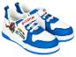 Paar witte en blauwe kindersneakers met superheldenafbeelding en de tekst 'SWING INTO ACTION'.