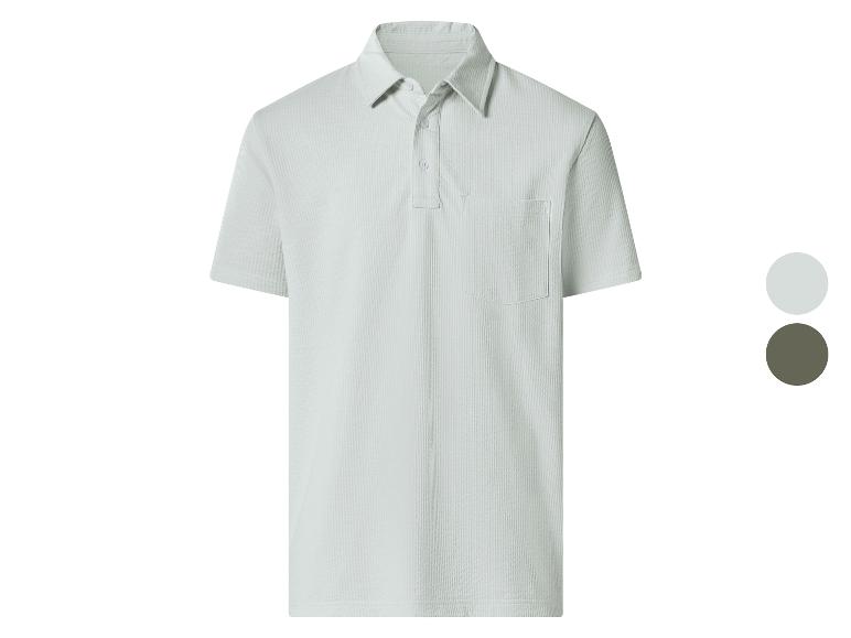 Lichtgroen poloshirt met korte mouwen, borstzak en knopen.