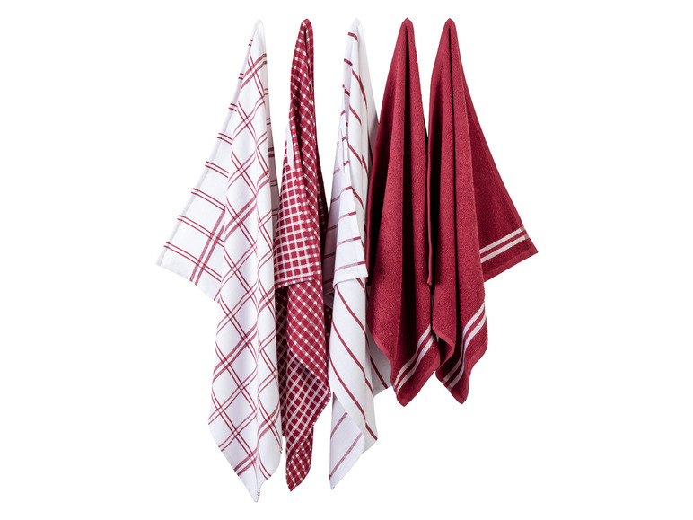 Drie rode en witte theedoeken hangen op een wit oppervlak.