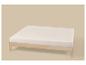 Licht houten bedframe met wit matras op een beige achtergrond.