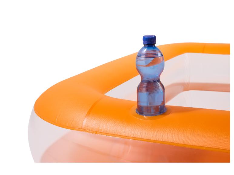 Waterfles in een oranje opblaasbaar zwembad