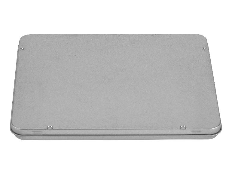 Grijze rechthoekige metalen doos met afgeronde hoeken en zichtbare scharnieren