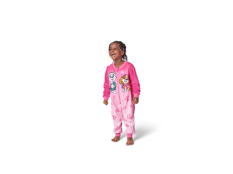 Lachend meisje in roze Paw Patrol pyjama met Everest en Skye karakters