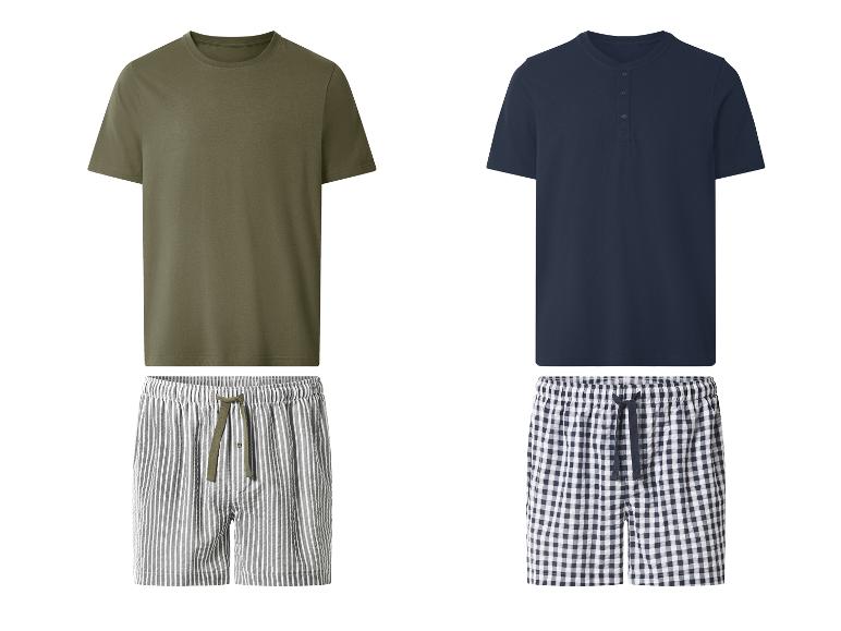 Twee sets herenpyjama's: een groen T-shirt met gestreepte shorts en een marineblauwe Henley met geruite shorts.