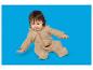 Blije baby in een beige hooded jumpsuit op een blauwe achtergrond.