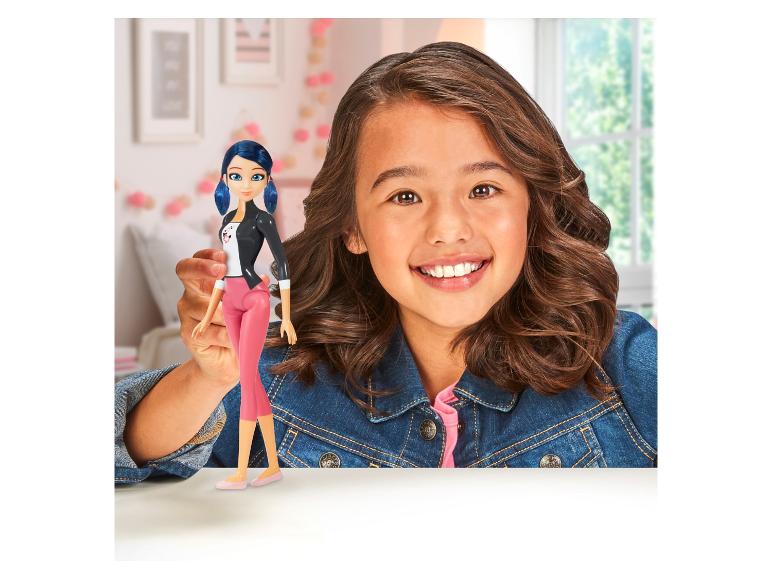 Een meisje houdt een Ladybug-pop vast.