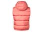 Een roze gewatteerd vest met capuchon.