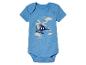 Een blauwe baby romper met een helikopter en dinosaurus print.