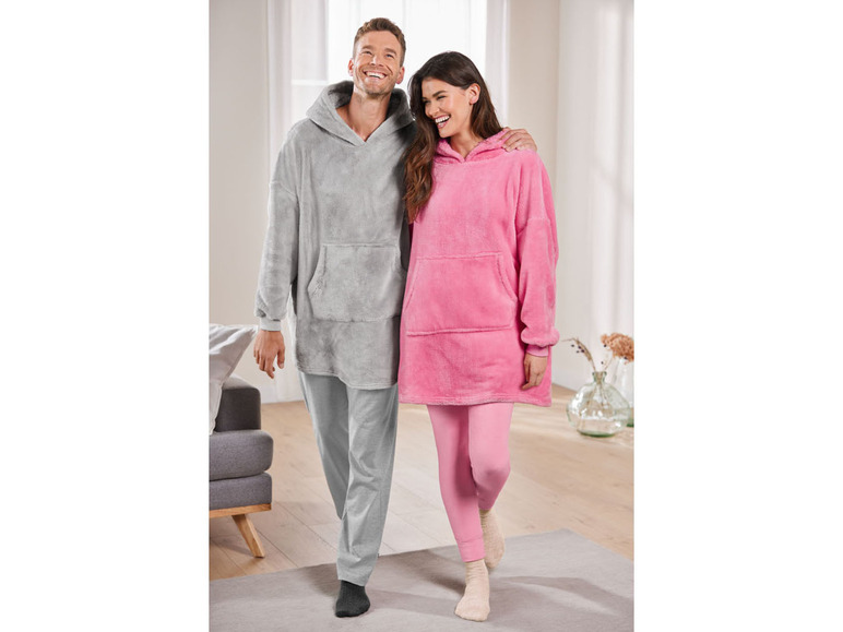 Man en vrouw in grijze en roze fleece hoodies.