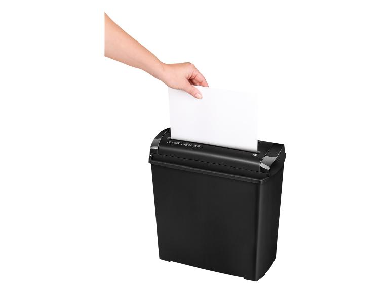 Hand steekt een wit vel papier in een zwarte papierversnipperaar