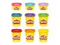 Negen gele Play-Doh-potten met gekleurde deksels, gerangschikt in drie rijen.
