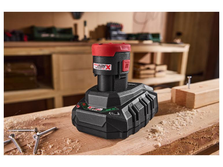 PARKSIDE® 12 V / 2 Ah accu en 2,4 A lader op een houten werkbank met schroeven.