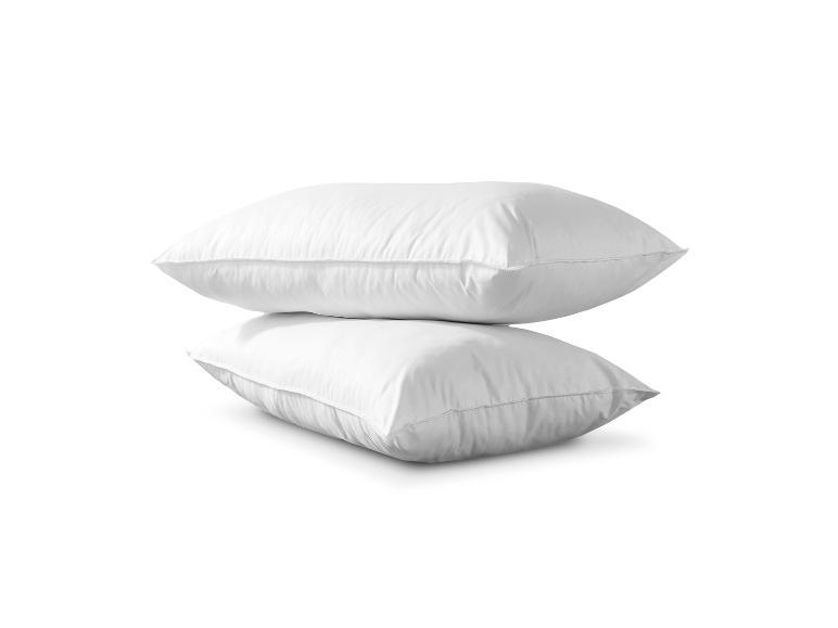 Twee witte kussens op elkaar.