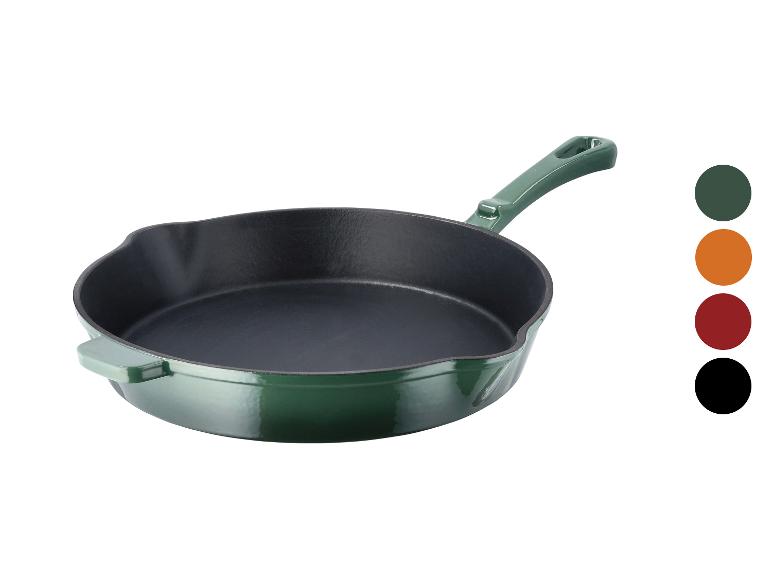 Een groene gietijzeren pan met een lange steel.