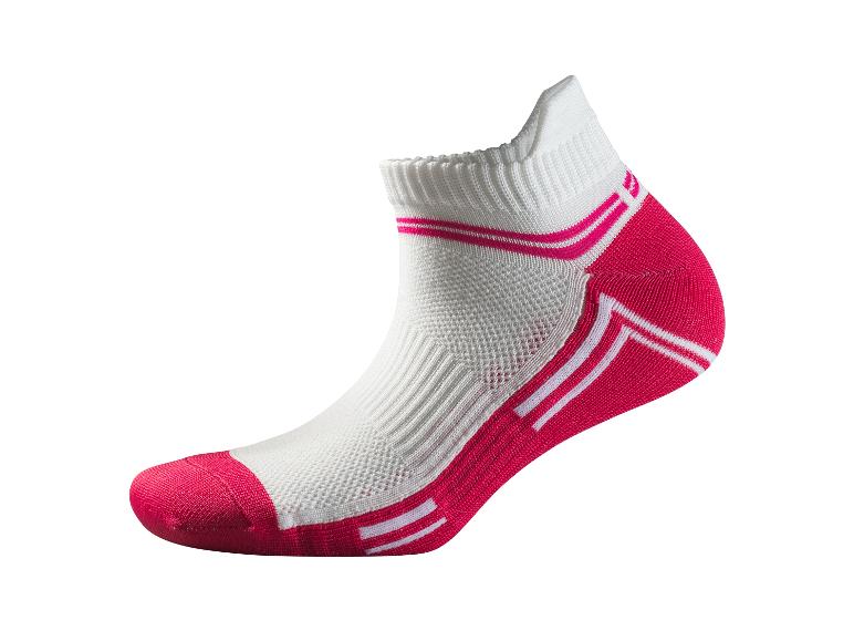 Witte en roze sportsokken met design.