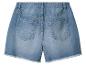 Blauwe denim shorts met gerafelde pijpen, achteraanzicht.