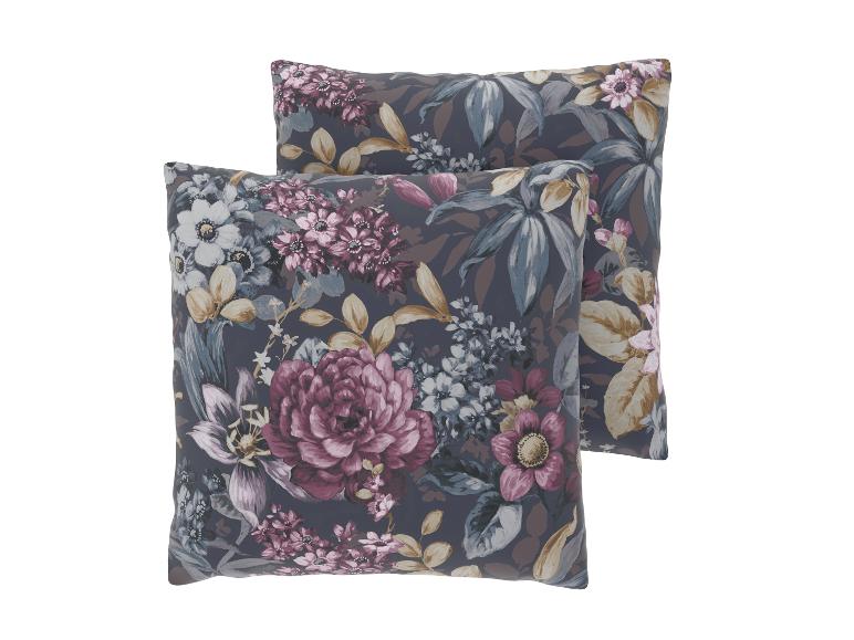 Twee bloemige sierkussens met donkere achtergrond en roze, witte en blauwe bloemen.