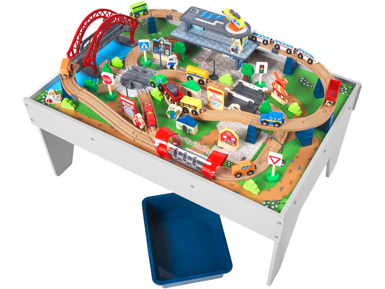 Houten treinset op speeltafel met brug, station, voertuigen en figuren.