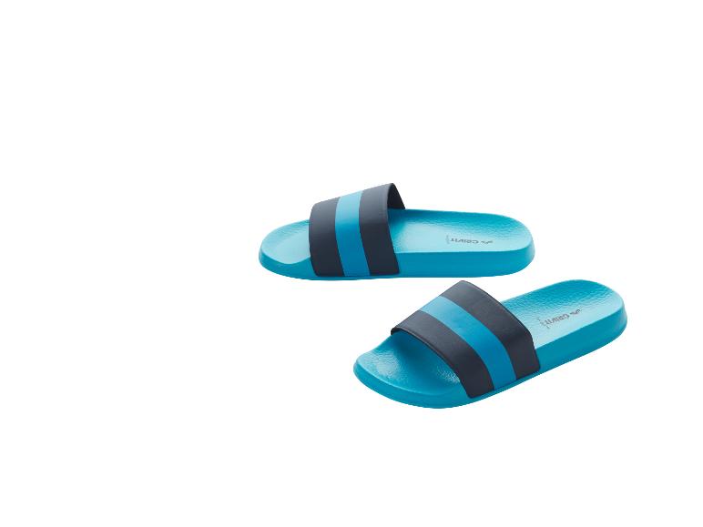 Een paar blauwe zwembadslippers met donkerblauwe en lichtblauwe strepen.