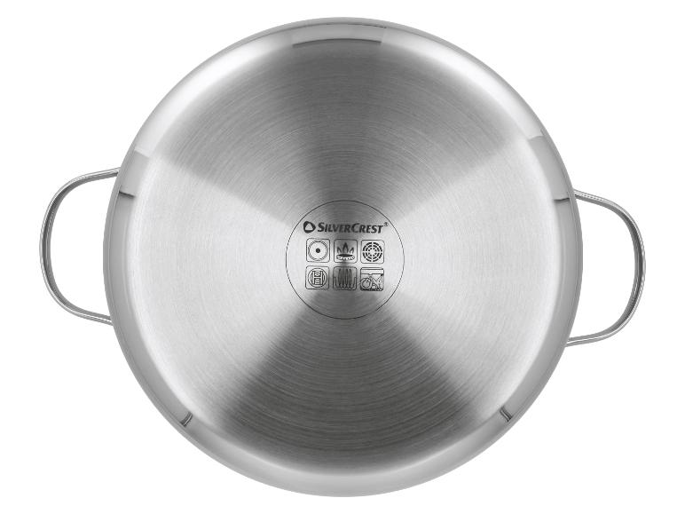 Onderkant van een roestvrijstalen kookpan met diverse kookplaatcompatibiliteitssymbolen.