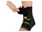 Een hand past een zwart-groene enkelbrace aan.