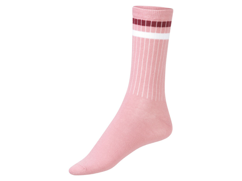 Roze sokken met witte en donkerrode strepen.