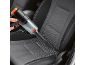 Handstofzuiger reinigt een auto-interieur.